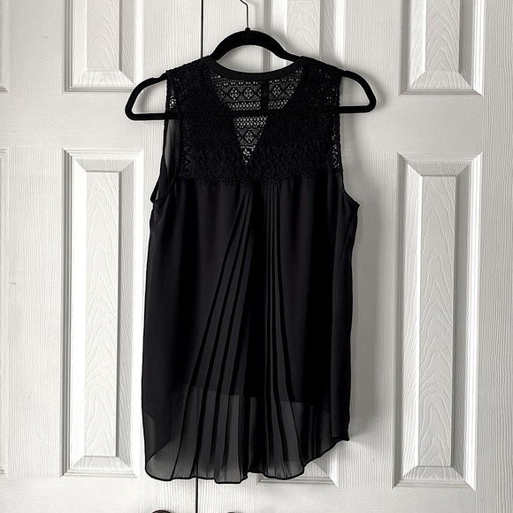 Women’s sleeveless top. Light/airy breathable. Loose pleated back, lace accents. - Picture 3 of 4